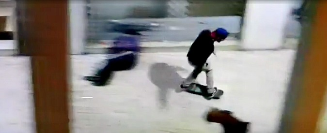 Copertina di “Il salto del barbone” con lo skateboard. Vergogna in pieno centro a Bologna