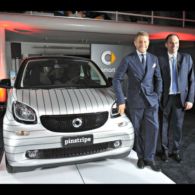 Copertina di Lapo Elkann, strisce e pois per la Smart