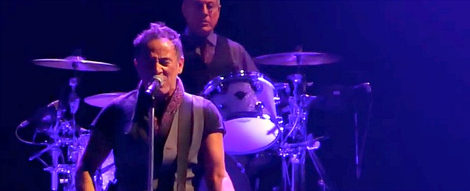 Prince, Bruce Springsteen si tinge di viola. E a Brooklyn apre con ‘Purple Rain’