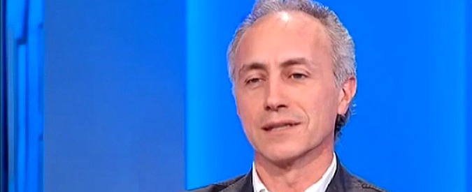 Copertina di Referendum, Travaglio: “Obama per il Si? Noi piccola colonia Usa, a loro conviene l’uomo solo al comando”