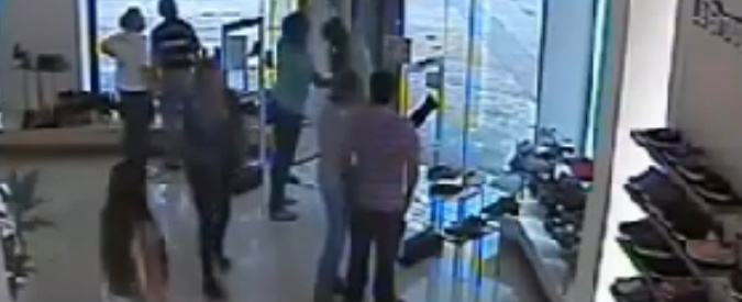 Copertina di Uruguay, si rifugiano nel negozio: ma l’onda d’urto dell’uragano è terribile