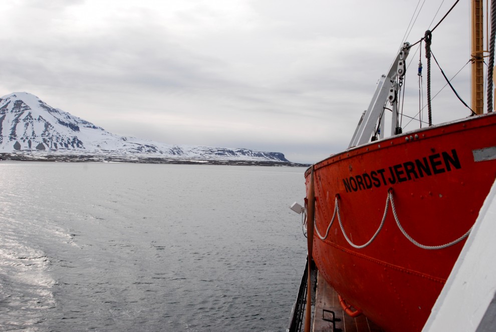 In navigazione tra i fiordi dell’isola di Spitsbergen