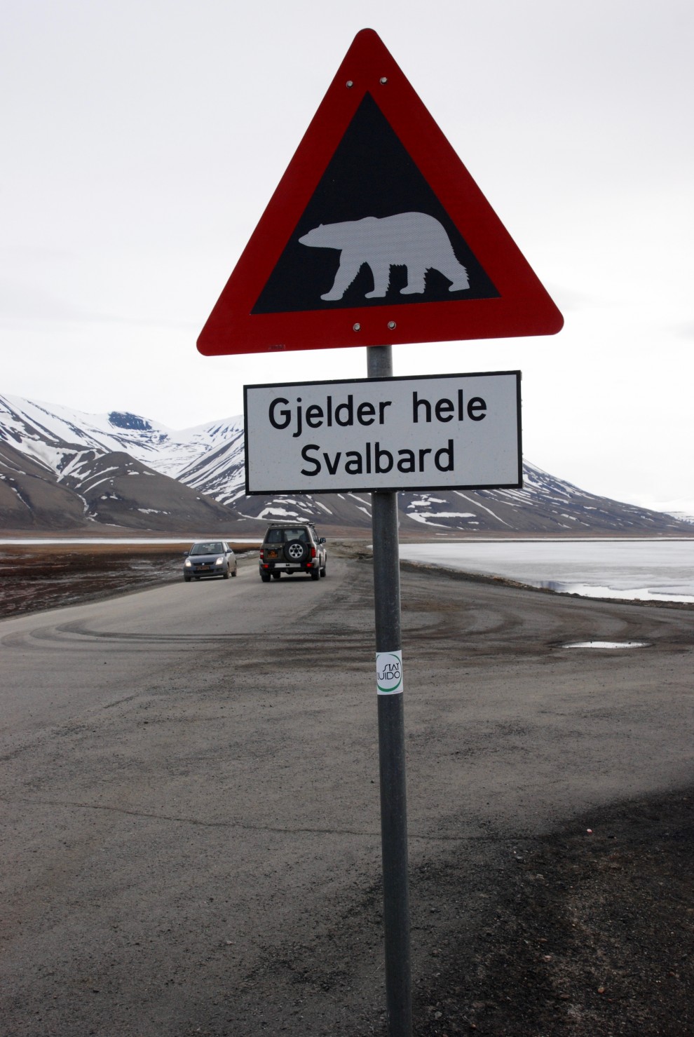 “Attenzione, orsi in tutte le Svalbard”, segnala il cartello
