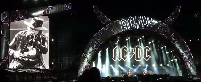 AC/DC, Axl Rose debutta come cantante: ex frontman dei Guns N’Roses sostituisce Brian Johnson