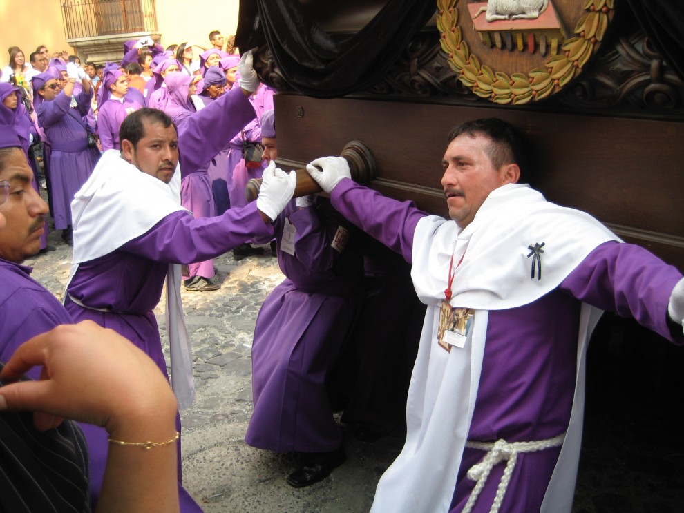 Antigua, il fercolo processionale (“anda procesional”)