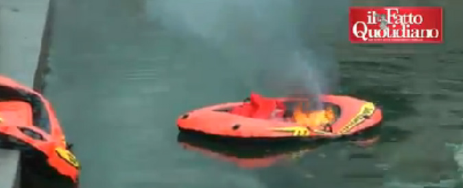 Copertina di Milano, torna la ‘May Day Parade’: ‘No borders’ bruciano bandiera turca al grido “basta deportazioni”
