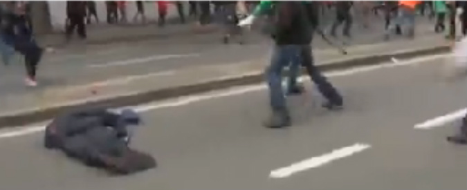 Copertina di Belgio, corteo anti-austerity: il video choc dell’aggressione al dirigente di polizia