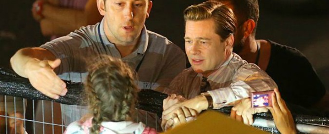 Brad Pitt eroe alle Canarie: salva una bambina che stava per essere schiacciata dalla folla di fan