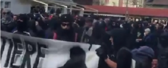 Copertina di Brennero, black block e anarchici in corteo: si scagliano contro la stampa