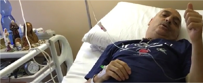 Ultracattolici, Paolo Brosio rassicura dal letto d’ospedale: “Operazione riuscita, espiati peccati”