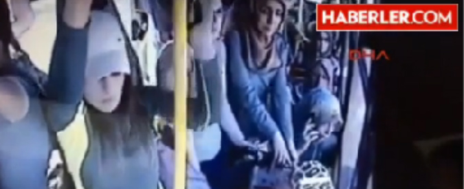 Copertina di Molesta donna sul bus: la vendetta a suon di botte di un gruppo di ragazze in Turchia
