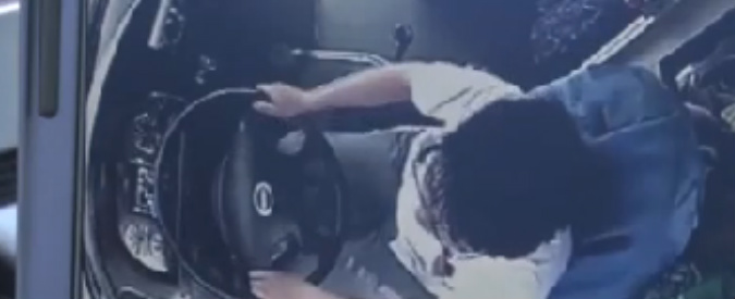 Copertina di Cina, folle corsa tra bus: poi l’incidente. Sei i feriti, arrestati i due autisti