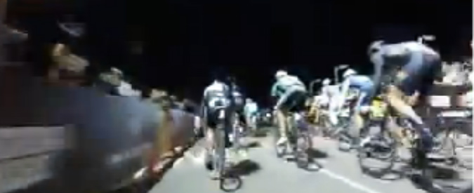 Copertina di Ciclismo, gara senza freni: spettacolare incidente. Sei corridori in ospedale