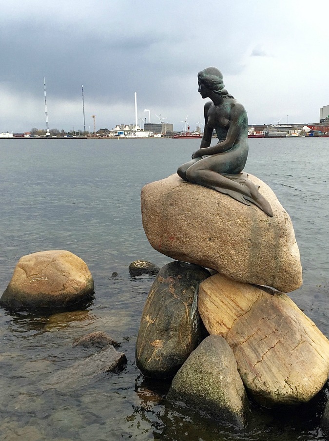 Copertina di Ponte del 2 giugno a Copenhagen. Street party con Sirenetta: dove ascoltare musica e ballare, senza perdere i “classici” della capitale danese
