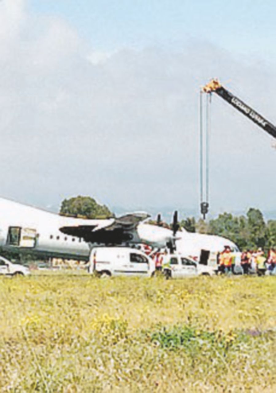 Il carrello non si apre ma l’aereo atterra senza incidenti