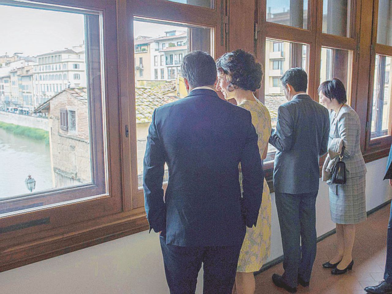 - Matteo e Agnese Renzi col premier giapponese Abe e consorte - Ansa Il lunedì di Matteo: fischi, passerelle e il futuro alla Blair