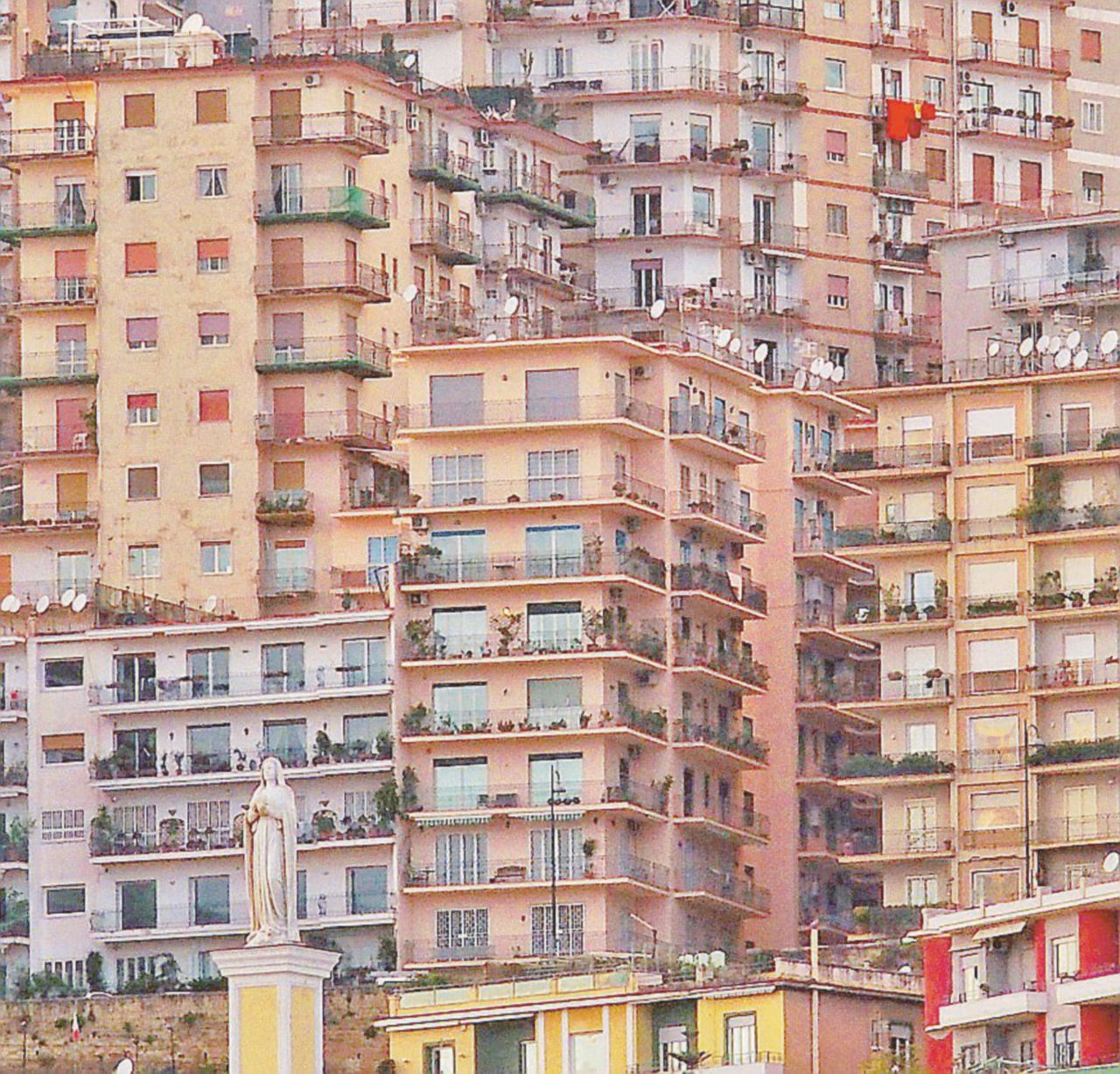 Cementificazione - I palazzi sulla collina di Posillipo - Ansa Meno terreni agricoli e più favori ai palazzinari