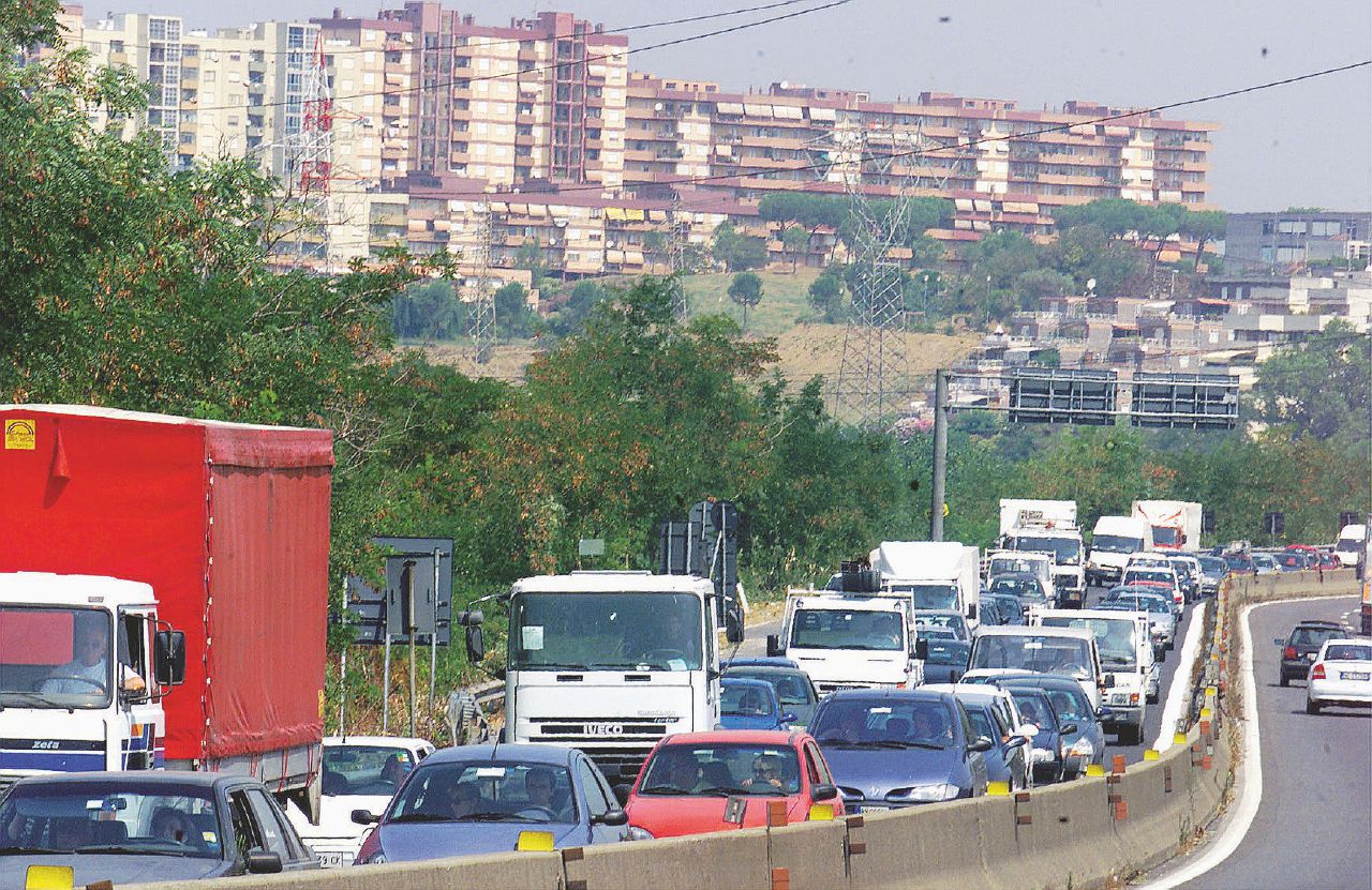 Le auto in fila sulla Pontina, una scena che si ripete quasi ogni giorno per chi viaggia tra Roma e Latina - Ansa Incubo weekend: buche e pericoli. Le 26 ore verso la “villetta ar Circeo”