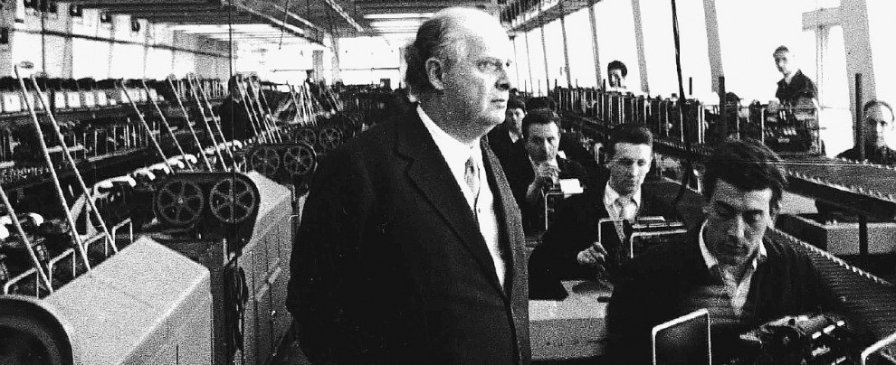 Adriano Olivetti all’interno della fabbrica Adriano Olivetti, l’uomo dei sogni diventati realtà