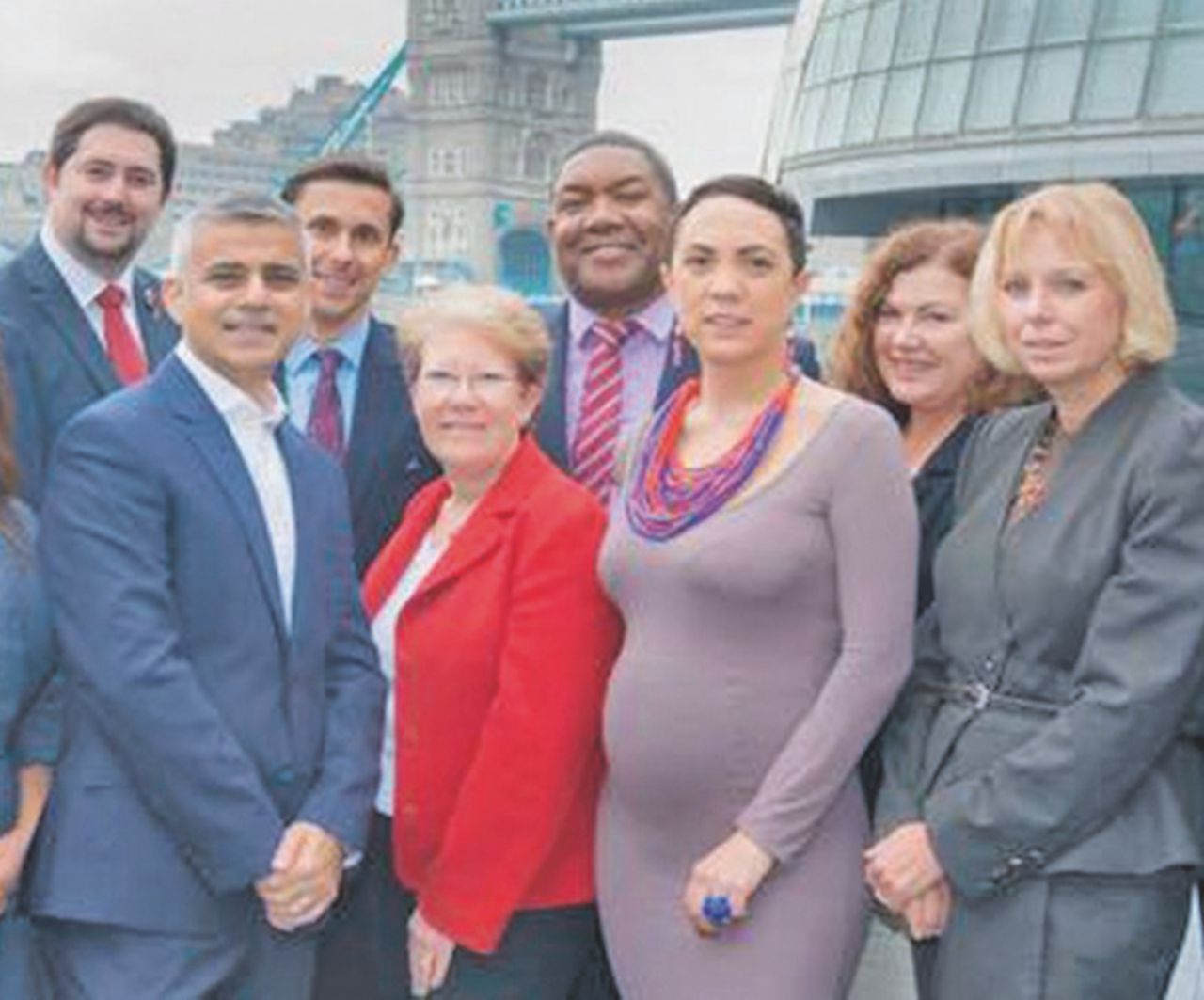 Sadiq Khan con candidati labour (Ivana Bartoletti è in primo piano) Pachistani e italiani, oggi nuovi re di Londra