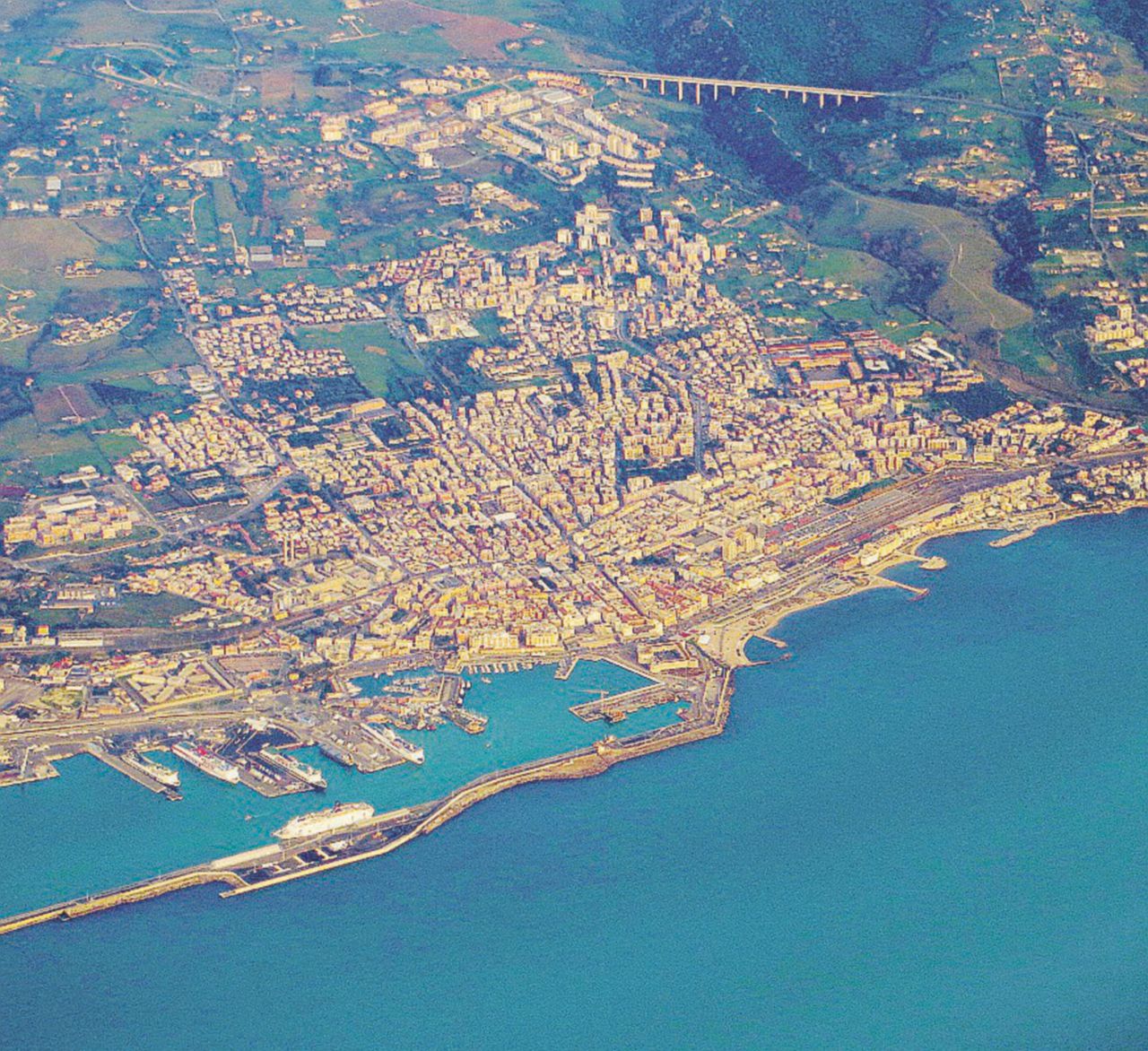 Civitavecchia, principale porto crocieristico del Mediterraneo - Ansa L’inceneritore delle bombe fa tremare Civitavecchia