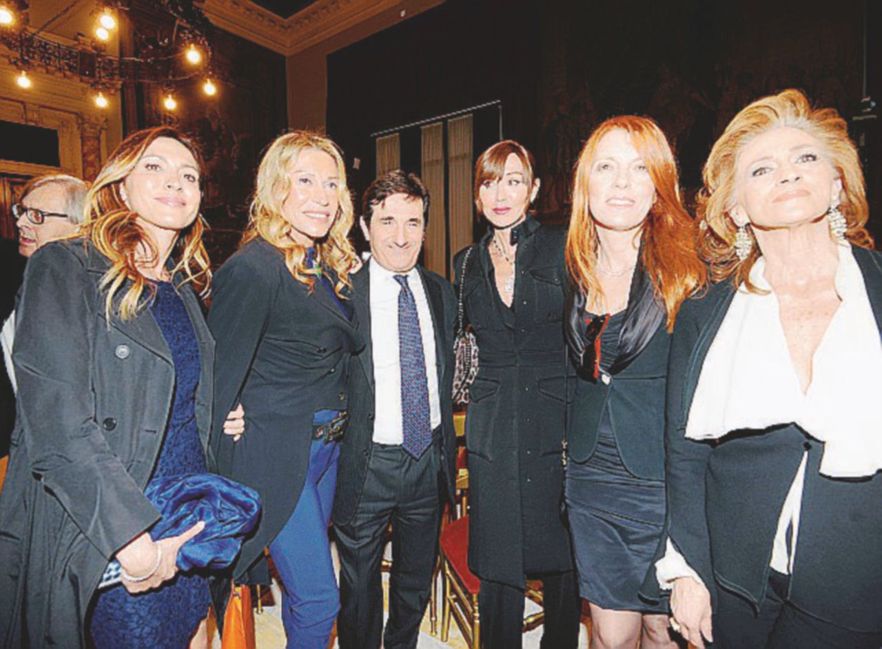 Un’epoca è finita. Foto da volantinare tra gli elettori di centrodestra. Donne belle e azzurre circondano Urbano Cairo, non Berlusconi Urbano come B., aspettando il Corriere
