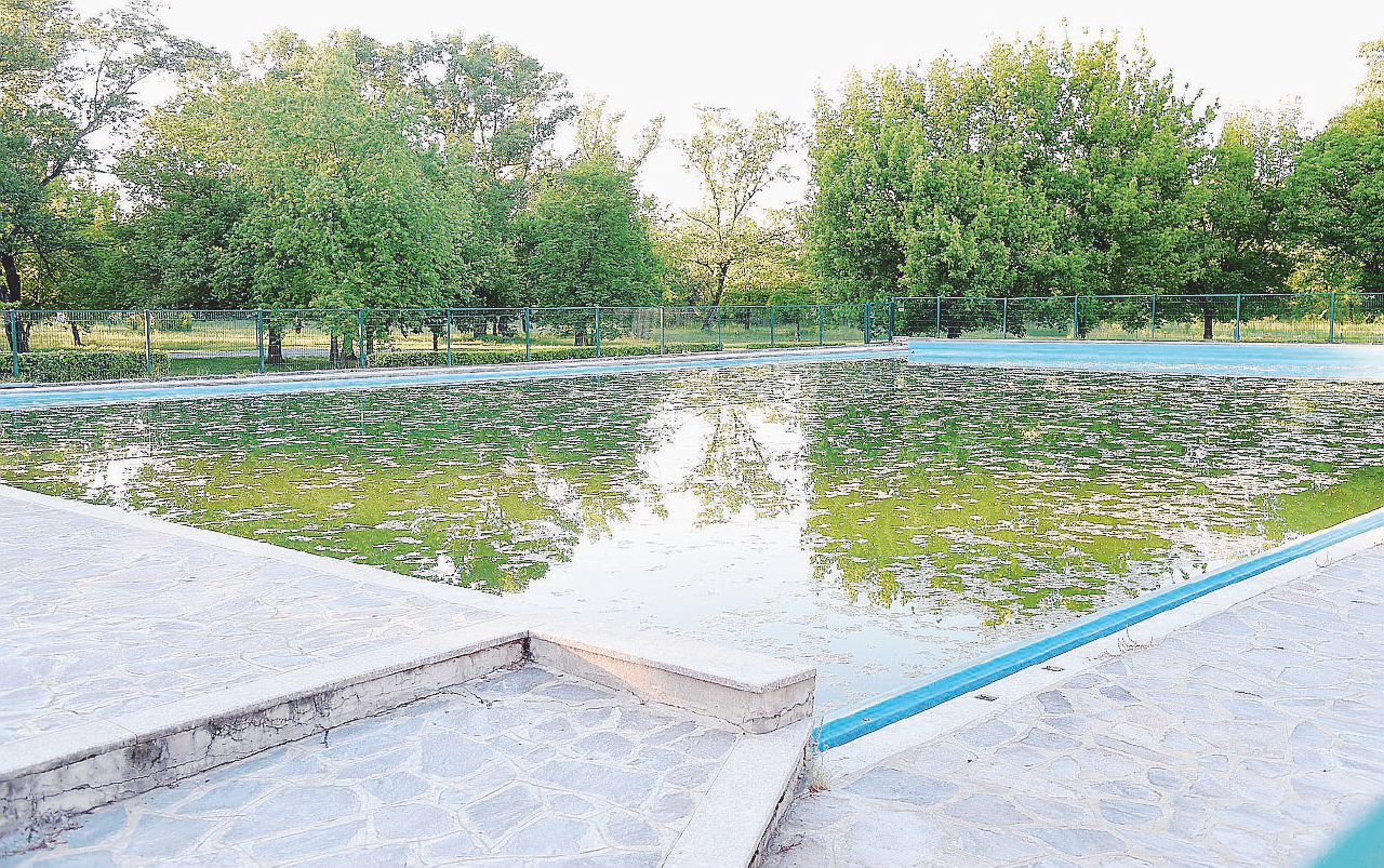 Una delle piscine di Lodi per cui il sindaco Simone Uggetti (sotto) è accusato di aver manomesso le gare - Ansa Il sindaco può inquinare le prove: niente libertà