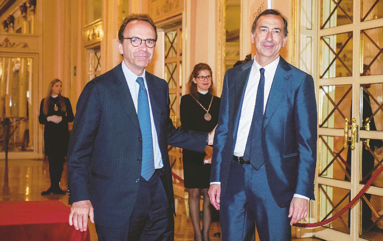 Insieme - Alla Scala i due principali competitor: Stefano Parisi e Giuseppe Sala- Ansa Il manager di Expo ha due grandi alleati: Salvini e B.