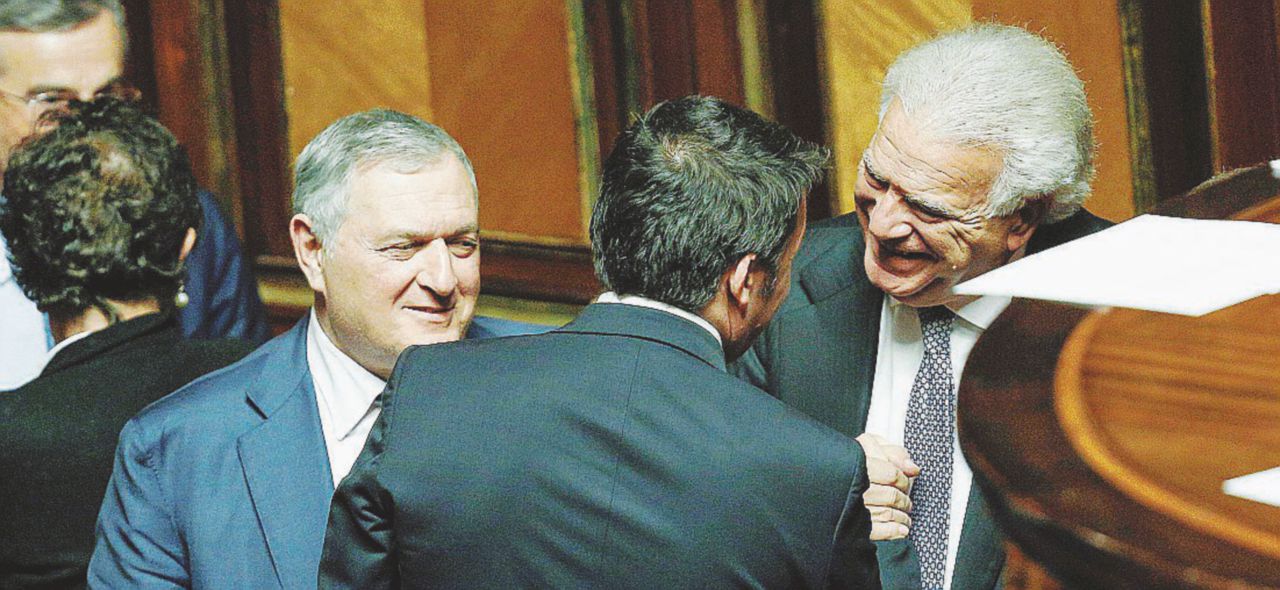 Da Silvio a Matteo - Da sinistra: Vincenzo D’Anna, Renzi (di spalle) e Verdini - Ansa “Non siamo più amanti clandestini, ora Renzi è il nostro fidanzato”