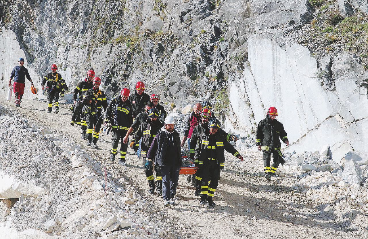Il crollo - Lo scorso 15 aprile, sono stati ritrovati i corpi di due operai cavatori rimasti coinvolti nella frana - LaPresse Cave di marmo, muore un altro operaio. E i privati vogliono prendersi tutto