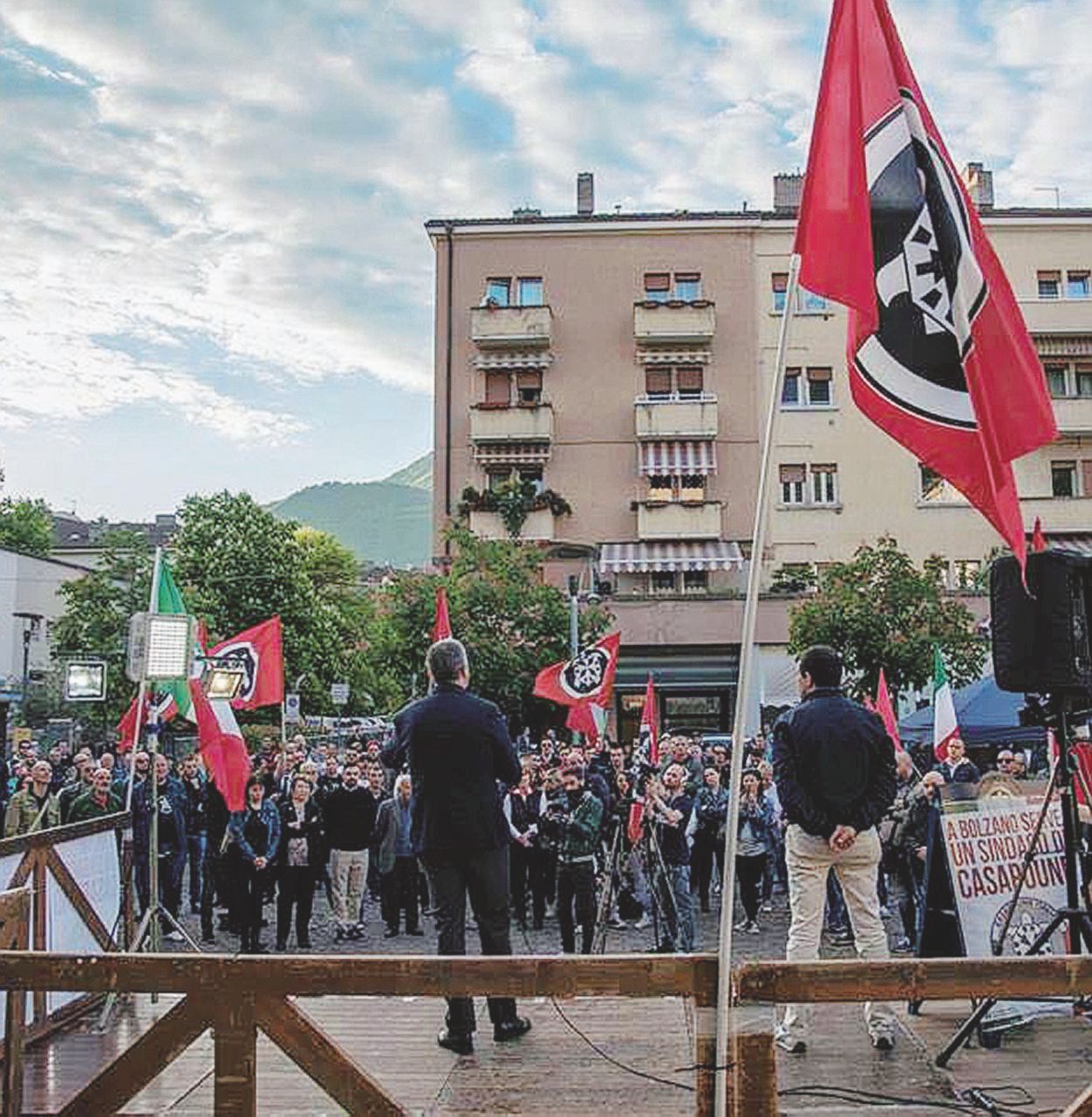 Con i migranti al Brennero CasaPound sfonda a Bolzano Con i migranti al Brennero CasaPound sfonda a Bolzano