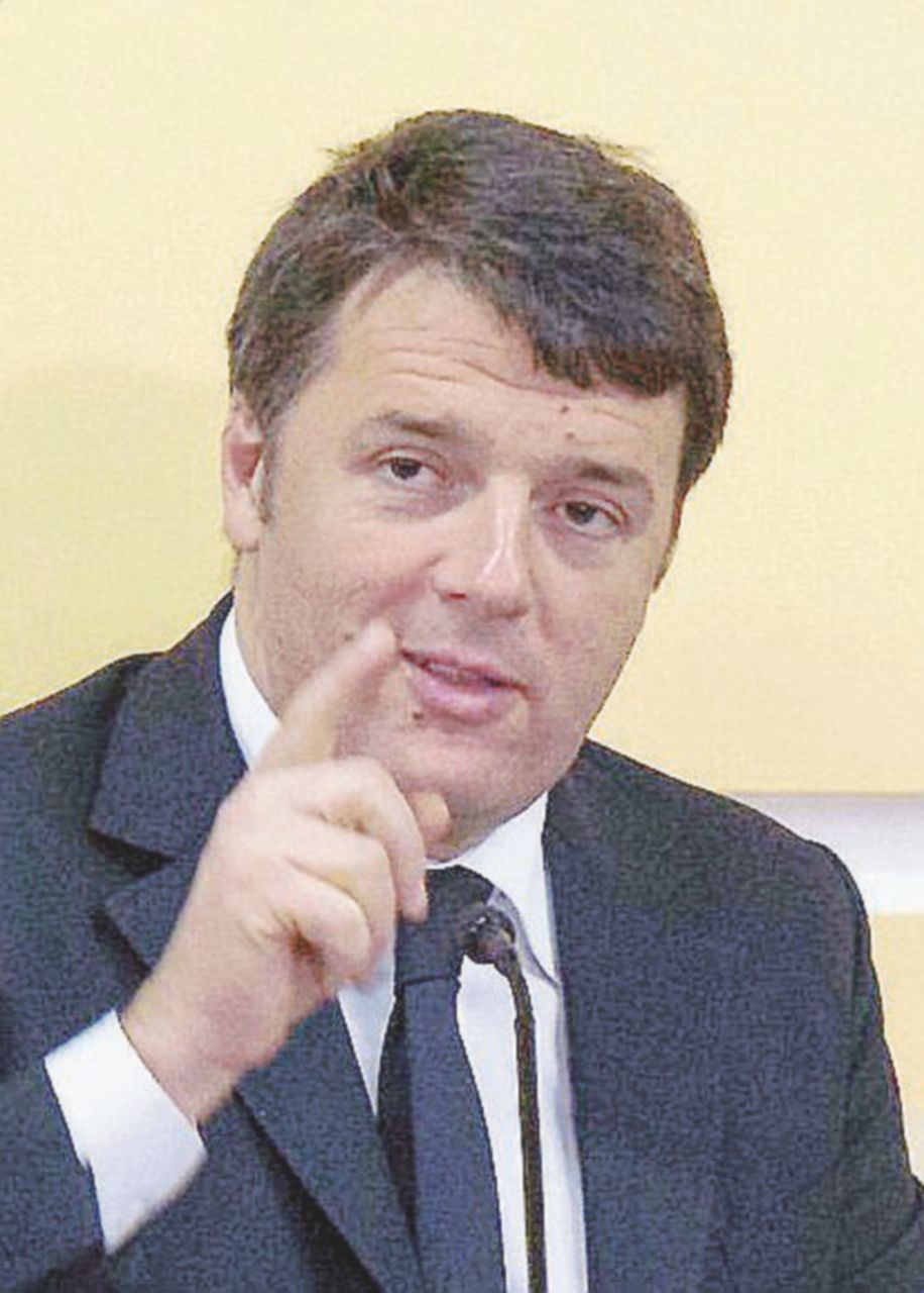 Stili diversi - alcune versioni di Renzi: pettinatura sempre più “laccata” per evitare che si noti la brizzolatura che avanza. Tinta? “No, lui queste cose non le fa”, spiega il barbiere di fiducia Come porta i capelli il giovane premier?