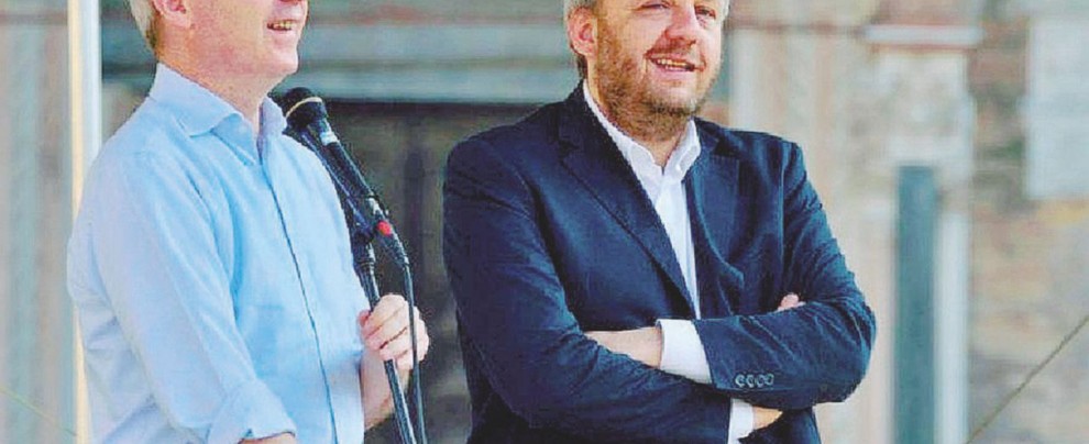 Il vicesegretario del Pd Lorenzo Guerini con il sindaco di Lodi Simone Uggetti - Ansa Lodi, indagato il dirigente che era l’ombra di Guerini