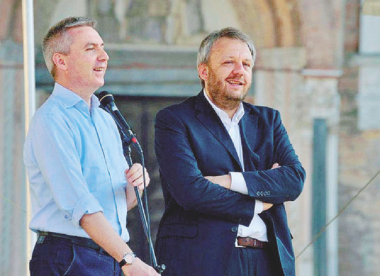 Il vicesegretario del Pd Lorenzo Guerini con il sindaco di Lodi Simone Uggetti - Ansa Lodi, indagato il dirigente che era l’ombra di Guerini