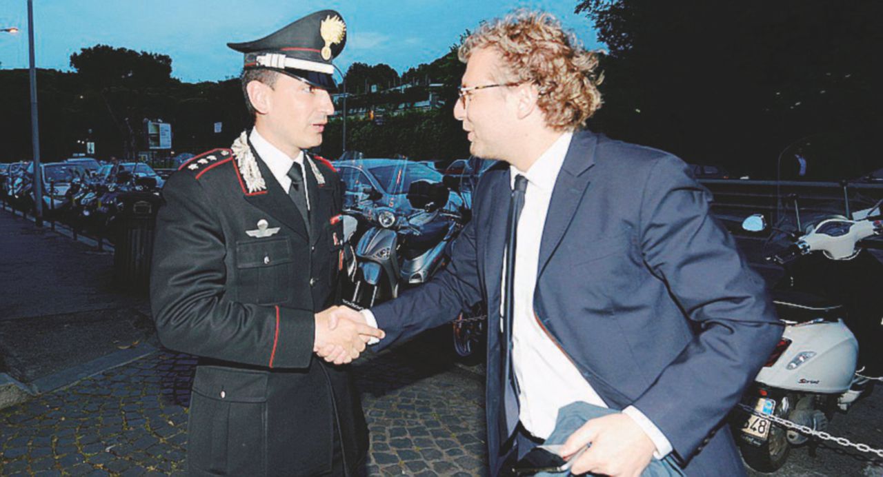 Saluto tra fratelli? Luca Lotti arriva e un ufficiale dell’Arma gli dà la mano mettendo in evidenza l’indice, come si usa in alcuni ambienti Quella strana stretta di mano a Lotti
