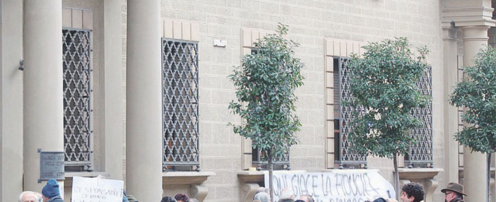 Una protesta dei clienti di Etruria a cui sono stati rifilati bond - Ansa Banca Etruria e quel miliardo “regalato” a un pugno di società