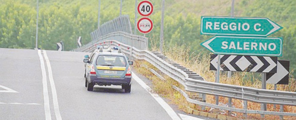 Eterna incompleta - Sequestrati otto chilometri della A3, l’autostrada Salerno-Reggio Calabria - Ansa Salerno-Reggio, rischio crolli dopo lo spot di Renzi
