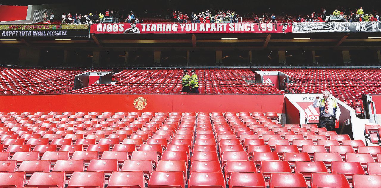 Tutto vuoto - Gli spalti deserti dello stadio di Manchester, ieri dopo l’evacuazione - LaPresse Allarme a Manchester. L’incubo ora è negli stadi