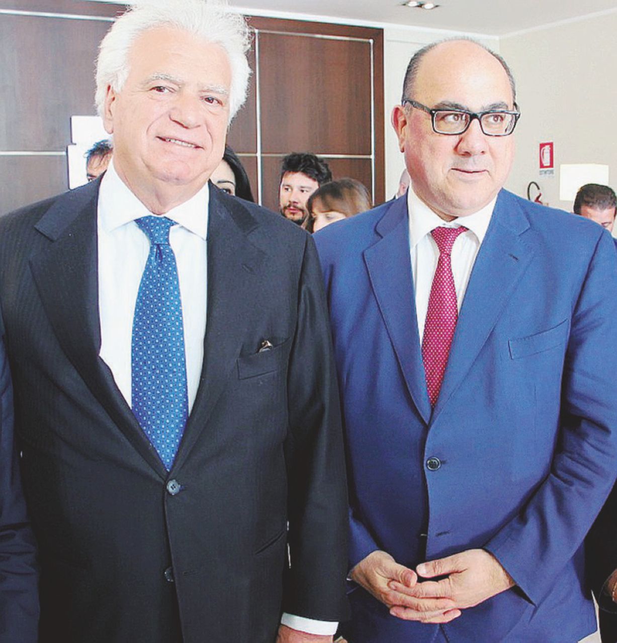 Denis Verdini e Carlo Guccione, candidato pd a Cosenza Verdini sale sul palco del Pd “Senza di noi addio riforme”