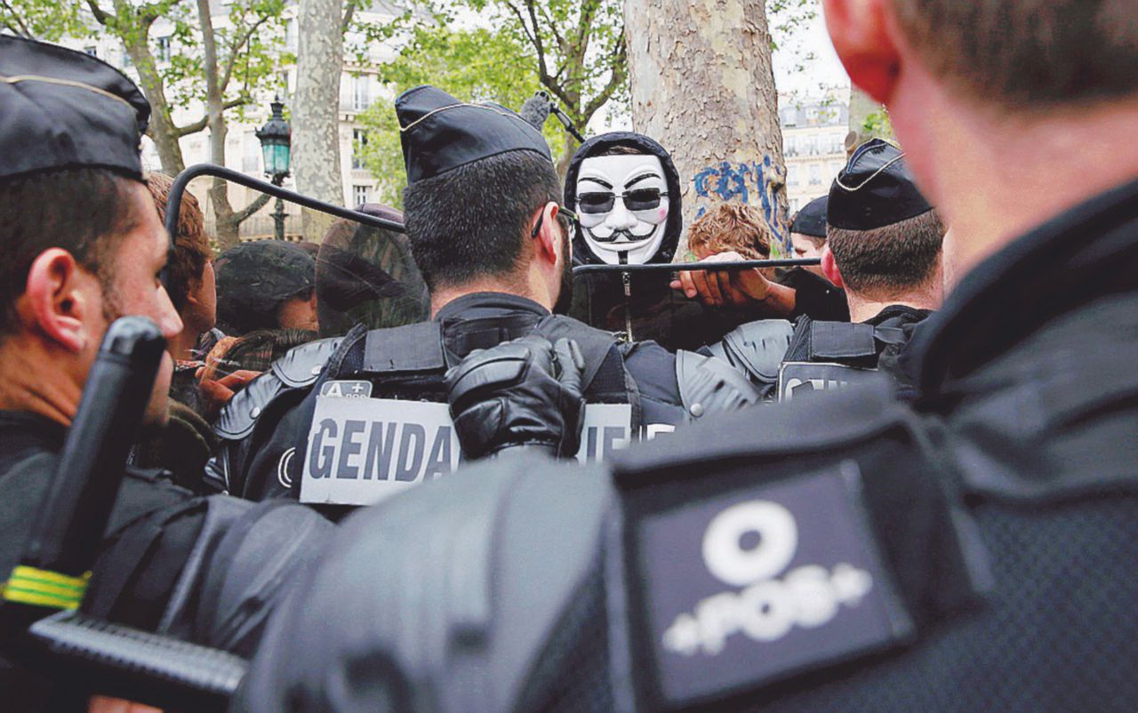 Addio ai tempi di Charlie. I flic ora sono “assassini” Addio ai tempi di Charlie. I flic ora sono “assassini”