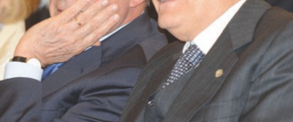 Intermezzo comico. Da sempre, la prosa di Napolitano è di una noia mortale. La presentazione ha avuto un intervallo comico che ha divertito Mattarella e Grasso Re Giorgio precetta il Senato per il suo libro