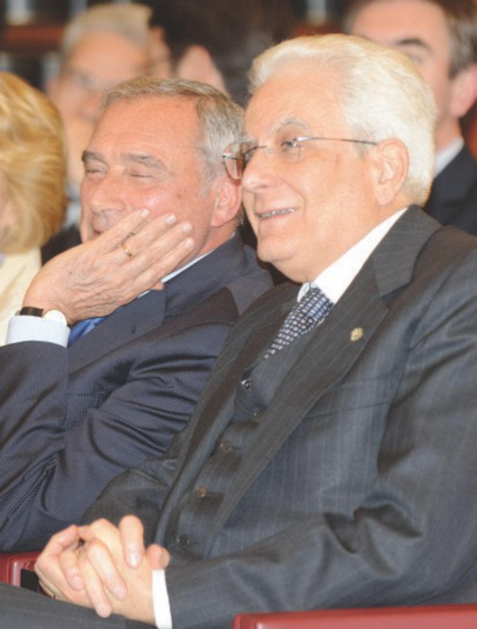 Intermezzo comico. Da sempre, la prosa di Napolitano è di una noia mortale. La presentazione ha avuto un intervallo comico che ha divertito Mattarella e Grasso Re Giorgio precetta il Senato per il suo libro