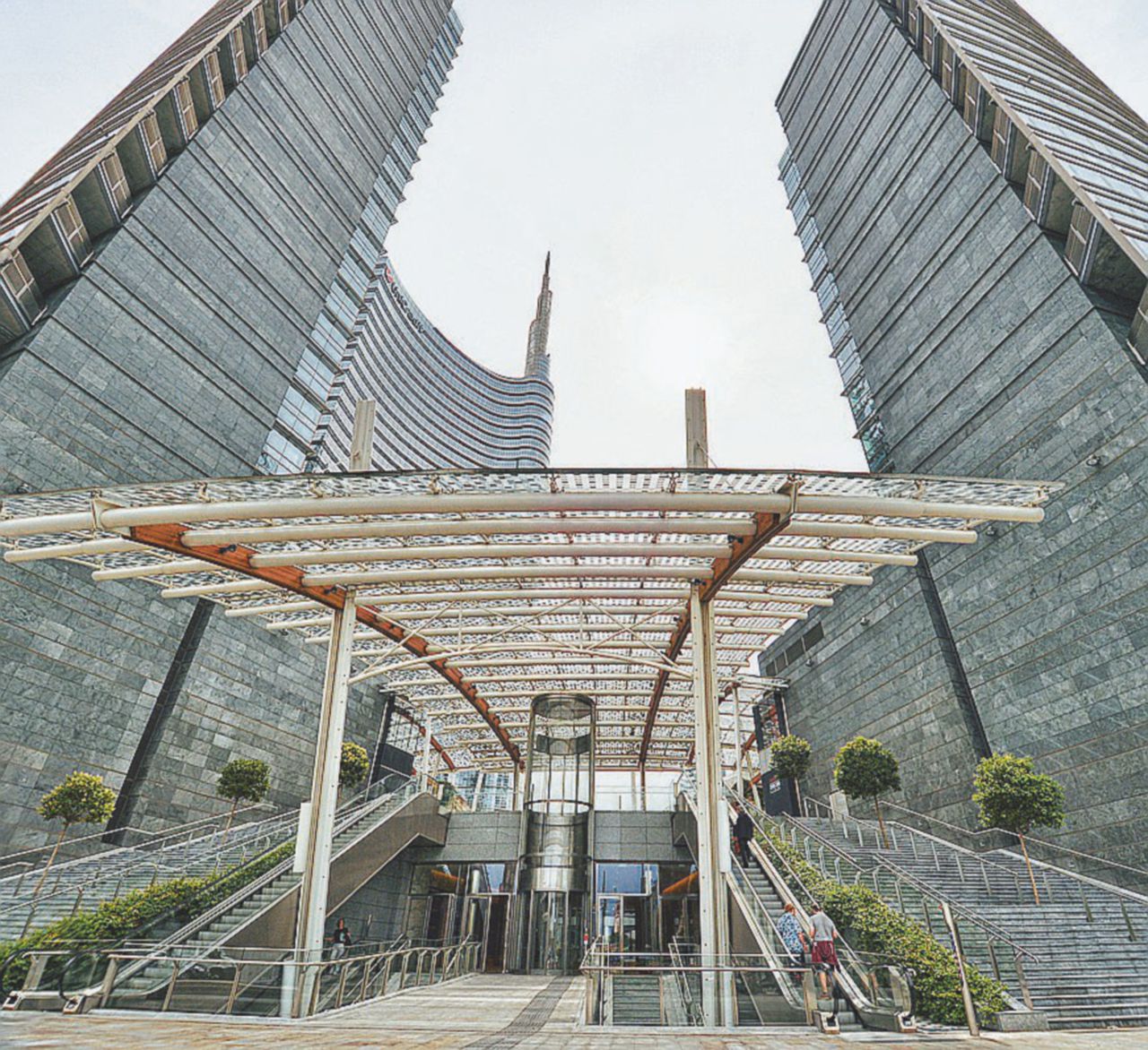 Il palazzo Unicredit in piazza Gae Aulenti - Ansa “Derivati troppo rischiosi Unicredit paghi 12 milioni”