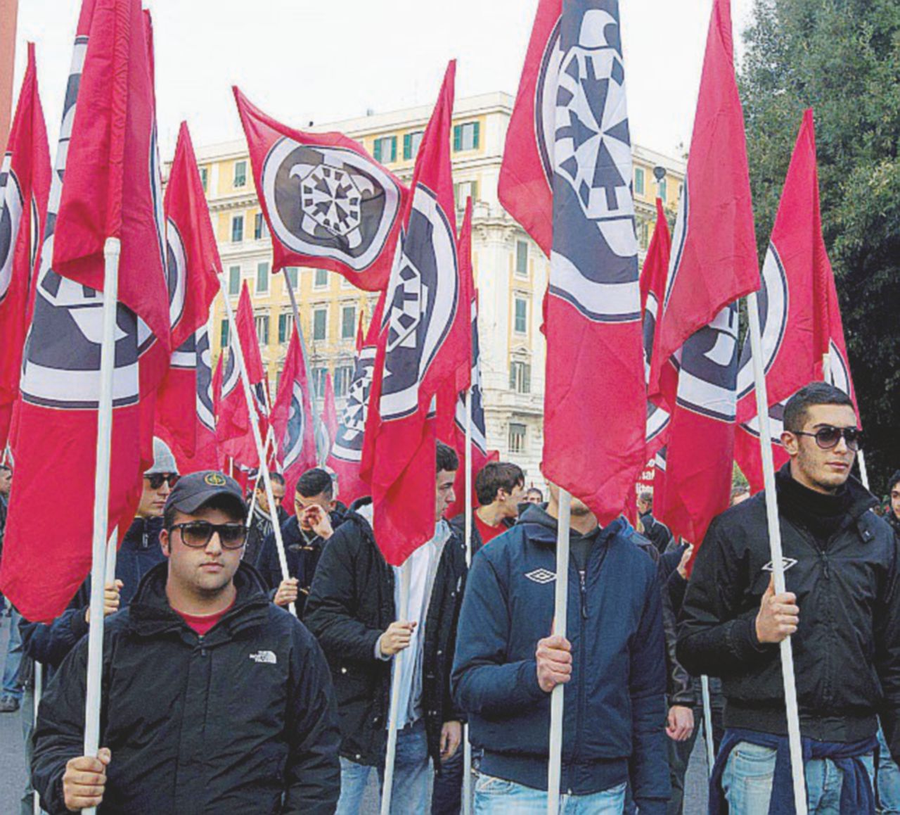 In piazza - I camerati di CasaPound a Roma - Ansa CasaPound blocca il centro di Roma