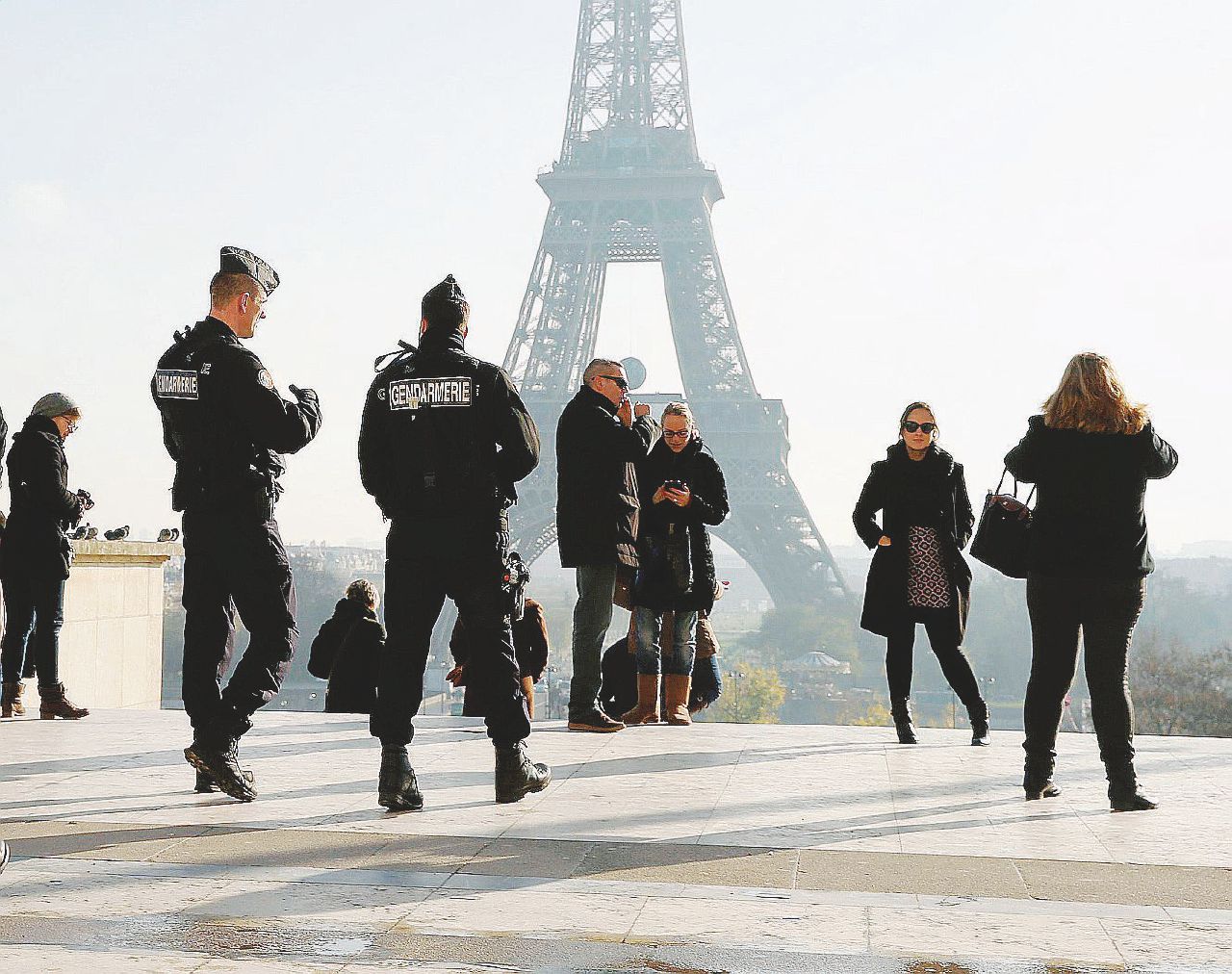 Parigi blindata - Gendarmi sotto la Tour Eiffel Gli Europei come Fort Knox fra metal detector e cecchini
