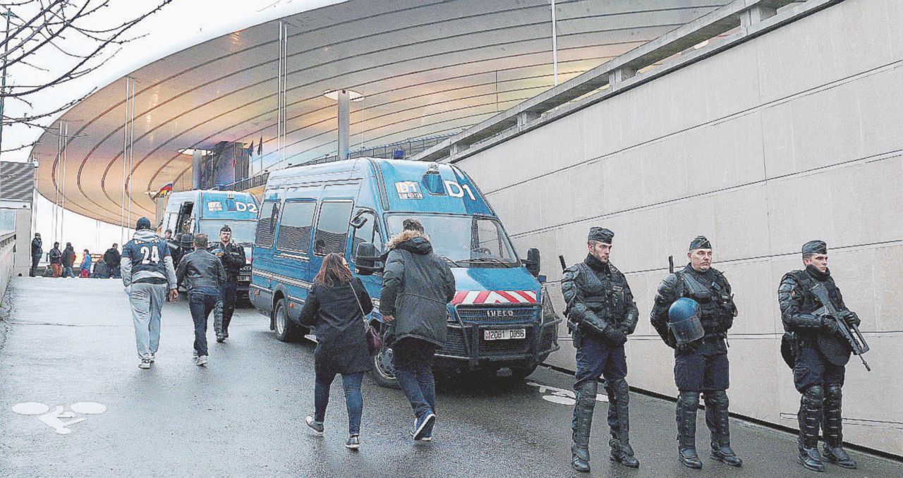 Impianto finale - Agenti di pattuglia attorno allo Stade de France dove il 10 giugno verrà giocata la partita inaugurale. Ospiterà anche la finale - Ansa Palla al centro e subito 1 a 0 per il Califfato. Il terrore ha già fatto gol alla sicurezza
