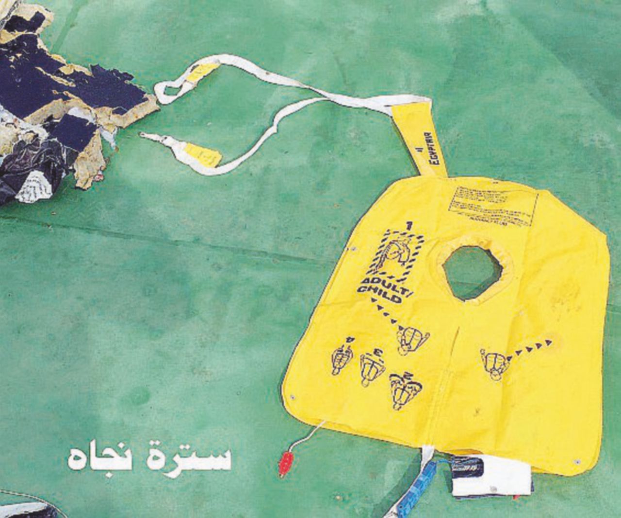 Quello che resta - Giubbotti di salvataggio recuperati in mare durante le ricerche - Ansa EgyptAir, fumo prima del disastro. Fratelli Musulmani: “Colpa di Al-Sisi”