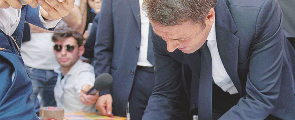 Banchetti - Renzi firma per chiedere il referendum. Dietro, Gori - Ansa Lezioni e tanta propaganda. Il tour del Sì parte coi fischi