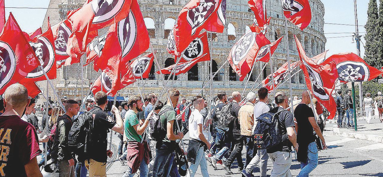 Copertina di Roma sfregiata: sfilano i neo-fascisti e i “rossi” se la prendono con i turisti