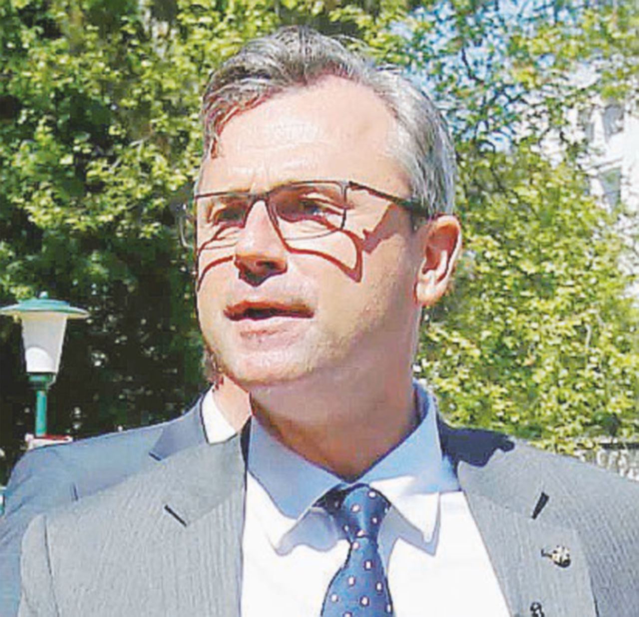 Austria, pareggio per la presidenza Il capo di Stato sarà deciso per posta Austria, pareggio per la presidenza Il capo di Stato sarà deciso per posta